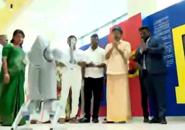 முதல்வர் விஜய்யை வரவேற்ற ரோபோ நாய்!