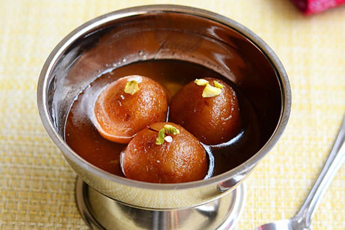 உருளைக்கிழங்கு இருந்தால் போதும்! தீபாவளிக்கு வீட்டிலேயே சுவையான குலாப் ஜாமூன் செய்யலாம்!