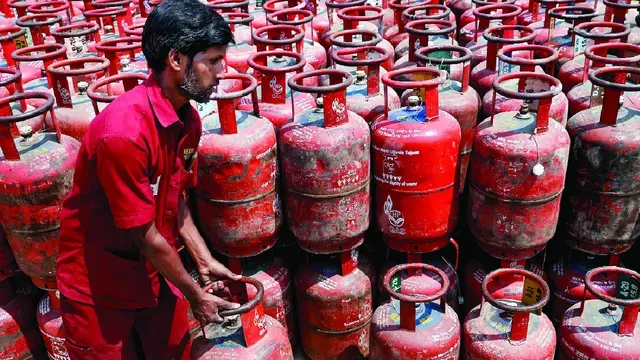 2027 பொங்கல் முதல் ஆண்டுக்கு 3 இலவச சிலிண்டர்களா? வெளியான தகவலால் எதிர்பார்ப்பு!