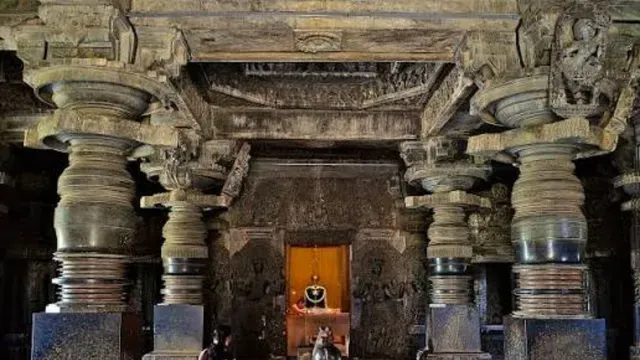 கோயிலுக்குச் செல்லும்போது தவிர்க்க வேண்டிய 5 பழக்கங்கள்! ஆன்மீக நம்பிக்கைகள் கூறுவது என்ன?
