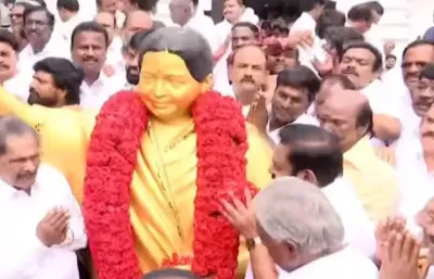 அதிமுக 55-வது ஆண்டு தொடக்க விழா: கொடியேற்றி மரியாதை செலுத்திய எடப்பாடி பழனிசாமி!