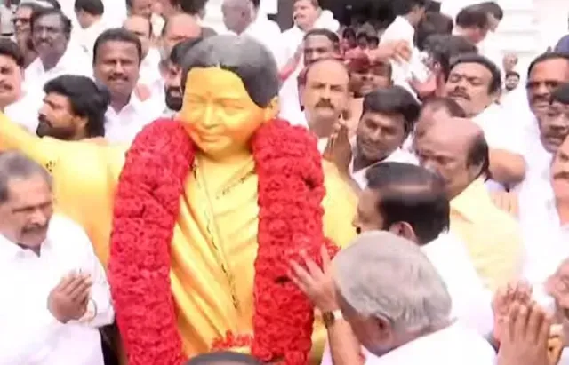 அதிமுக 55-வது ஆண்டு தொடக்க விழா: கொடியேற்றி மரியாதை செலுத்திய எடப்பாடி பழனிசாமி!