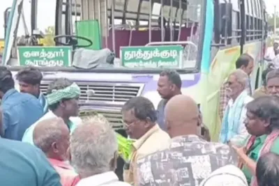 தூத்துக்குடி அருகே தனியார் பேருந்து - ஆட்டோ நேருக்கு நேர் மோதல்; 4 பேர் படுகாயம்!