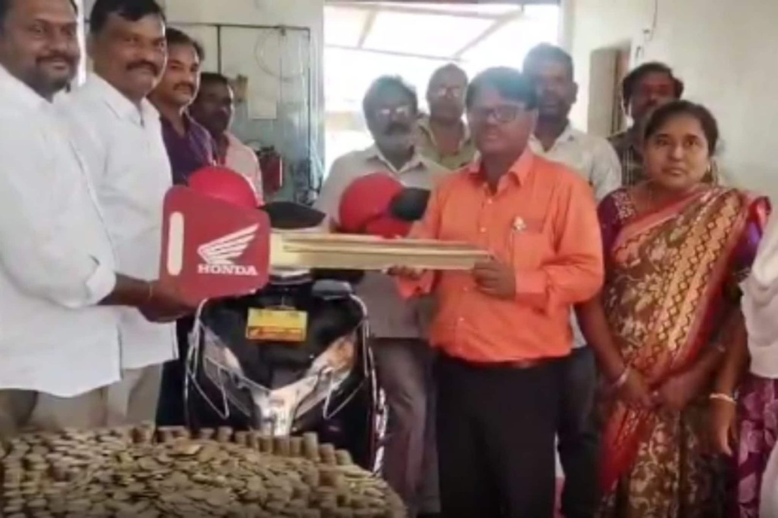 3 ஆண்டுகளாகச் சேமித்த ரூ.10 நாணயங்கள்! ரூ.1.23 லட்சத்தில் புதிய பைக் வாங்கிய நபர்!