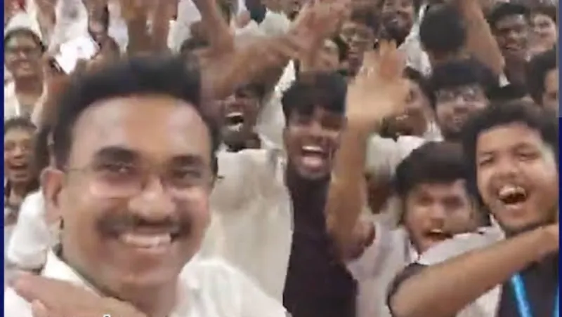 ஸ்டான்லி மருத்துவக் கல்லூரியில் புதிய மாணவர்களுக்கு வெள்ளை அங்கி, ஸ்டெதஸ்கோப் வழங்கிய அமைச்சர் அருண்ராஜ்!