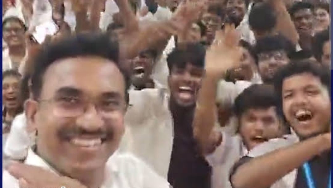 ஸ்டான்லி மருத்துவக் கல்லூரியில் புதிய மாணவர்களுக்கு வெள்ளை அங்கி, ஸ்டெதஸ்கோப் வழங்கிய அமைச்சர் அருண்ராஜ்!