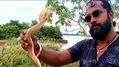 பாம்புடன் ரீல்ஸ் எடுத்த இளைஞர் உயிரிழப்பு: தடுப்பூசியை முழுமையாகப் பெறாததால் சோகம்!