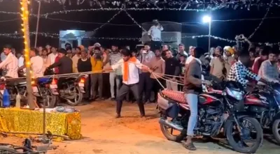 6 பைக்குகளால் உடலை இழுக்கும் ஆபத்தான சாகசம்; மூச்சுத்திணறி கீழே விழுந்த நபர்!