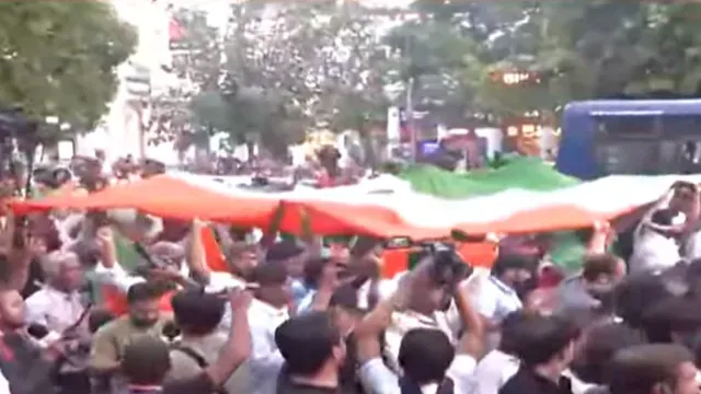 டெல்லியில் தடையை மீறி போராட்டம்.. தேசியக் கொடியுடன் திரண்ட கரப்பான் ஜனதா!