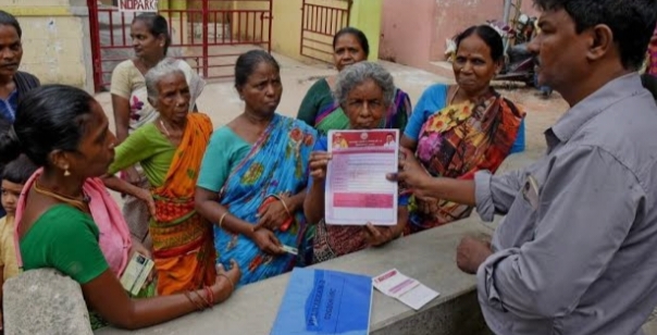 மகளிர் உதவி தொகைக்கு மீண்டும் விண்ணப்பிக்கலாம் என்ற பொய் தகவலின்படி கூட்டமாக திரண்ட மக்கள்..!!