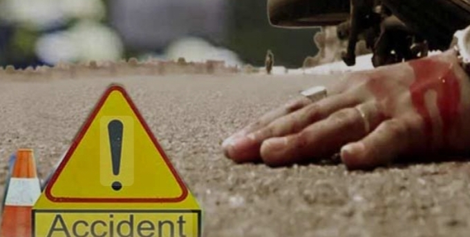 பஸ்ஸை முந்திய டூ வீலர் பள்ளத்தில் விழுந்து படுகாயம்..!!