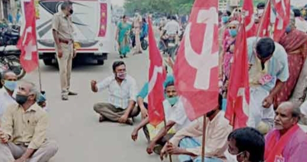 பள்ளிபாளையம் மைக்ரோ பைனான்ஸை கண்டித்து ஆர்ப்பாட்டம்..!!