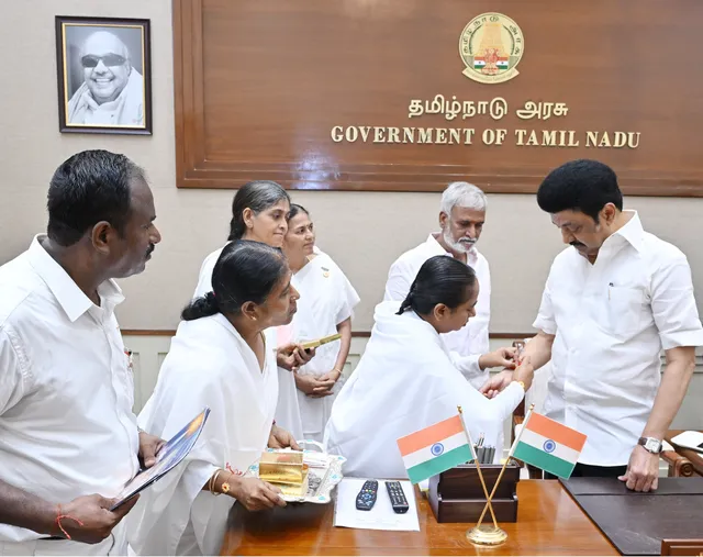 முதலமைச்சருக்கு ராக்கி கயிற்றை கட்டிய பிரம்ம குமாரிகள்..!!