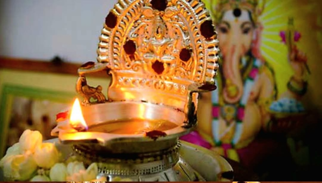 தீபம் ஏற்றும் முறை..!! பெண்களே கண்டிப்பா இதை தெரிஞ்சுக்கோங்க..!!