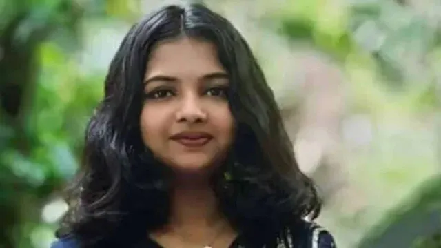 பெரும் அதிர்ச்சி..!! புடவையில் சடலமாக தொங்கிய 16 வயது மாணவி..!!