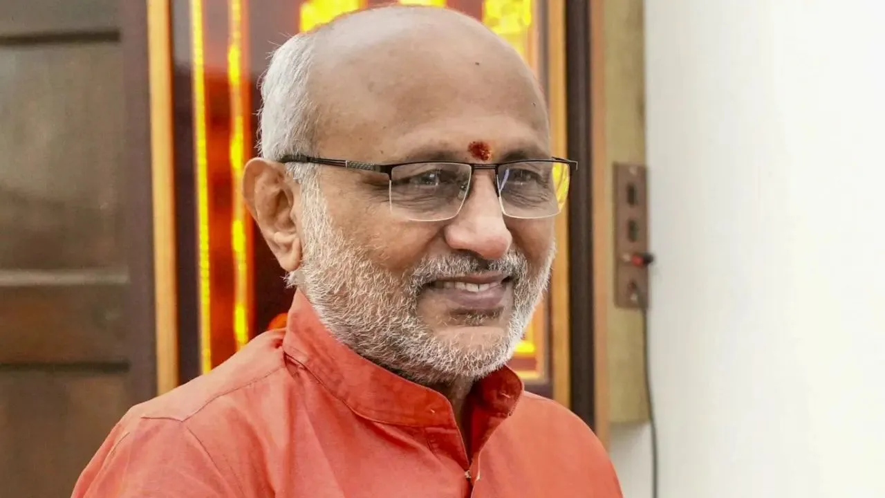 கோப்புகளில் கையெழுத்திட்டு பொறுப்பேற்றுக்கொண்ட சிபிஆர்..!!