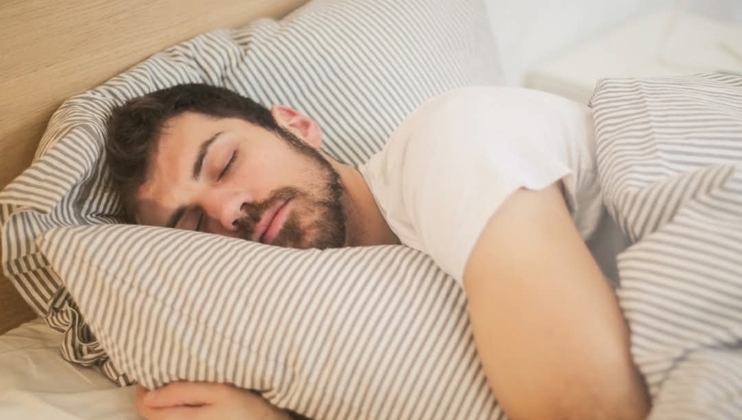 உலகில் மக்கள் அதிக நேரம் தூங்கும் டாப் 10 நாடுகள்..!! இந்தியர்கள் ஒரு நாளைக்கு எவ்வளவு நேரம் தூங்குறாங்க தெரியுமா..??