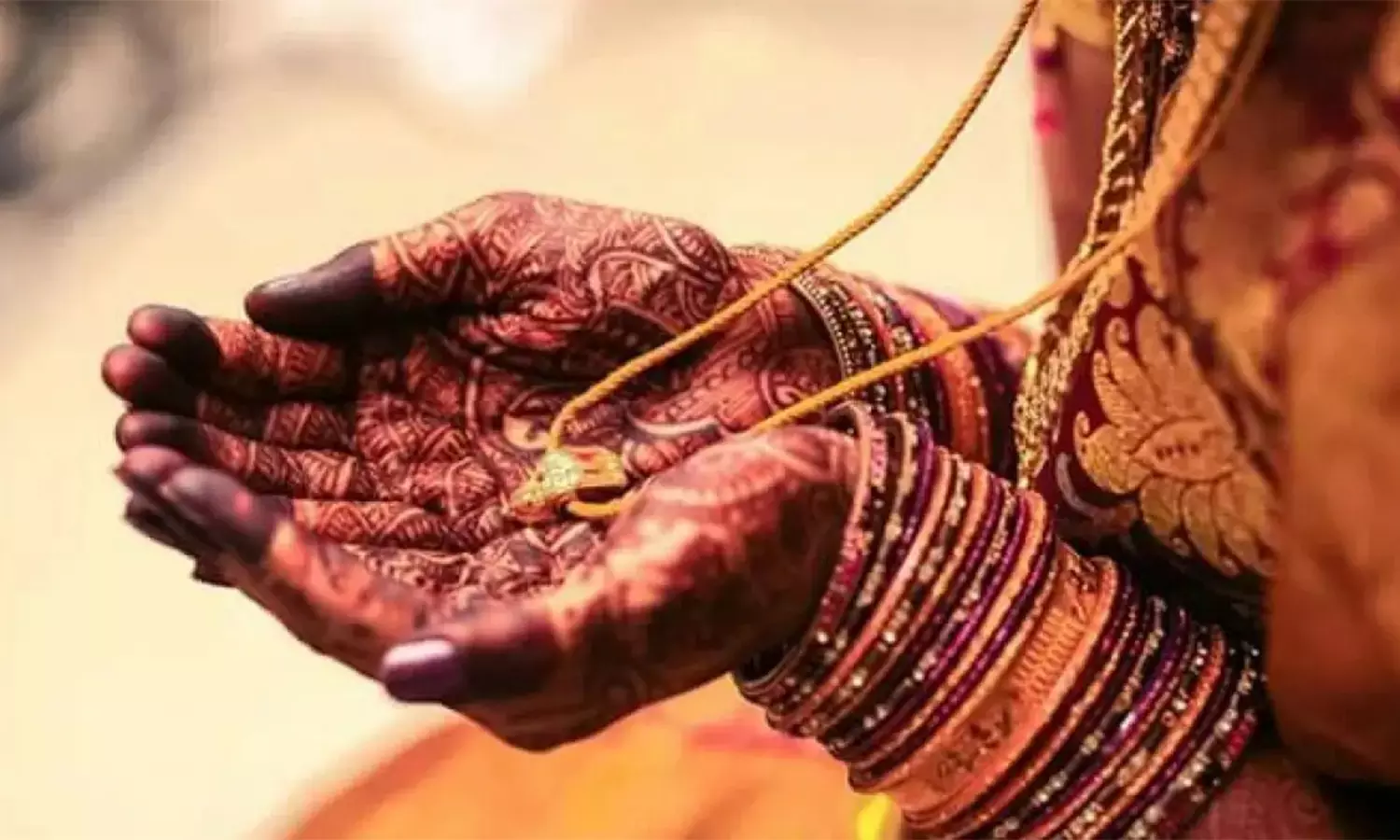 தாலியை நெஞ்சுகுழியில் படும்படி ஏன் அணிகிறோம் தெரியுமா?.. இனி இந்த தவறை செய்யாதீங்க..!!