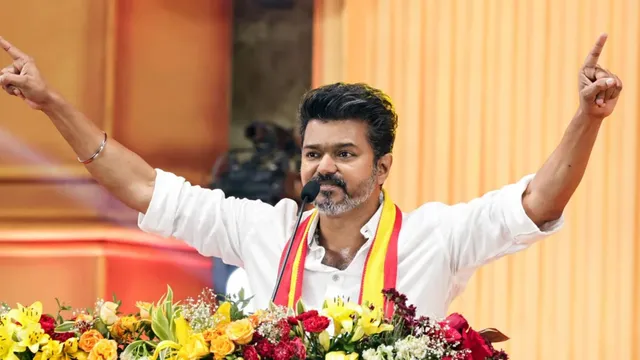 பாதிக்கப்பட்டவர்களுக்கு ரூ.5 லட்சம் காப்பீடு வழங்கிய விஜய்..!!