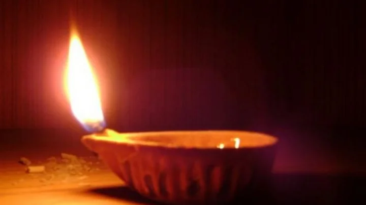 உங்கள் வீட்டில் அடிக்கடி சண்டை வந்துகொண்டு இருக்கா..??அப்போ இந்த மூன்று தீபம் ஏற்றுங்கள்..!!