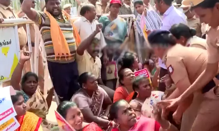 சாலையில் படுத்து மறியலில் ஈடுபட்ட தூய்மைப் பணியாளர்கள் கைது..!!