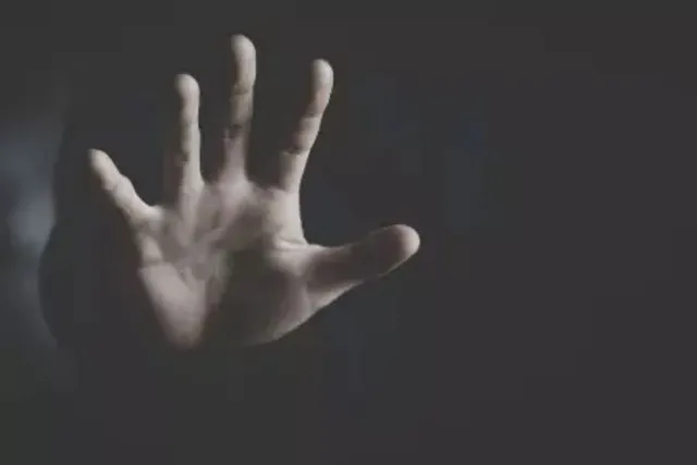 11 வயது சிறுமியை வன்கொடுமை.. கோடாரியால் வெட்டிய இளைஞர்..!! போலீஸ் விசாரணை..!!