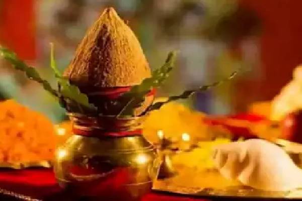வீட்டில் பணத்துக்கு பஞ்சமே இருக்க கூடாதா?.. அப்போ வாசலில் இந்த பொருட்களை வைங்க..!!