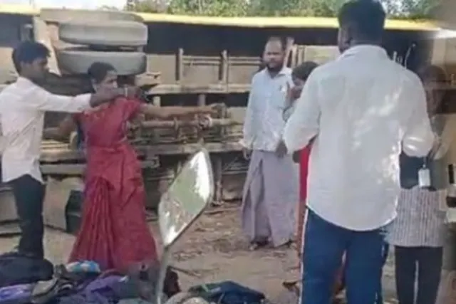 பள்ளி வேன் கவிழ்ந்து 30 மாணவர்கள் காயம்..!!