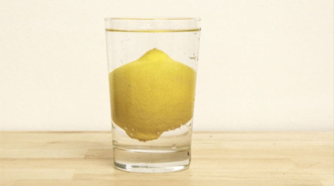 தண்ணீரில் எலுமிச்சை போட்டு வைப்பதால் உண்டாகும் நன்மைகள்..!!