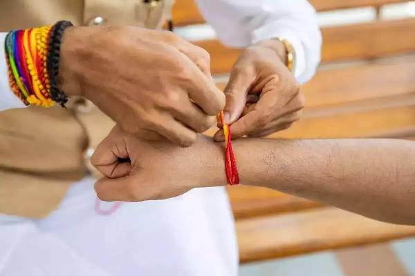 கையில் கட்டிக்கொள்ளும் கயிறுகளை எத்தனை நாட்கள் வரை வைத்திருக்கலாம்?..