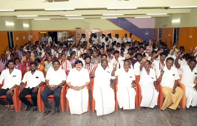 300-க்கும் மேற்பட்ட பட்டதாரி இளைஞர்கள் அதிமுகவில் இணைந்தனர்..!!