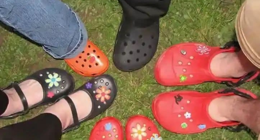 உங்க குழந்தைகள் ‘Crocs’ செருப்பு யூஸ் பண்ணுறாங்களா..?? உடலில் இந்த பிரச்சனை வருவது கன்பார்ம்..!! பெற்றோர்களே உஷார்..!!