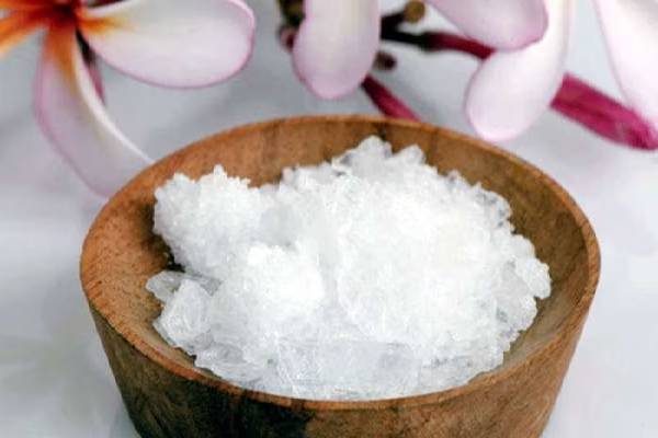 பணத்தை ஈர்க்க வேண்டுமா?.. பச்சை கற்பூரத்தை இப்படி பயன்படுத்துங்க..!!