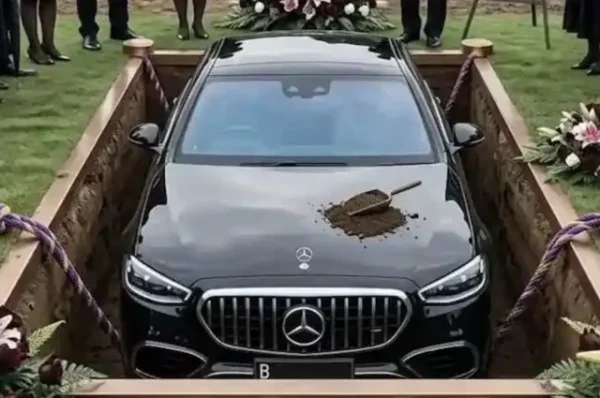 இறுதி சடங்கில் சொகுசு காரை புதைத்த குடும்பம்..!!