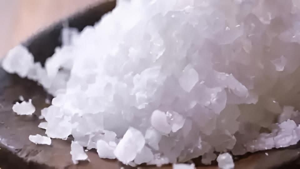 பலவித பிரச்சனைகளை தீர்க்கும் உப்பு பரிகாரம் செய்வது எப்படி..??