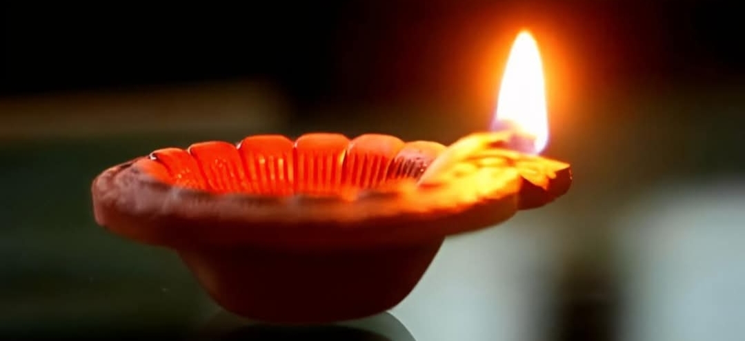 வீட்டில் விளக்கு ஏற்றும் பொழுது எரிந்த திரியை இப்படி மட்டும் செய்து விடாதீர்கள்..!!