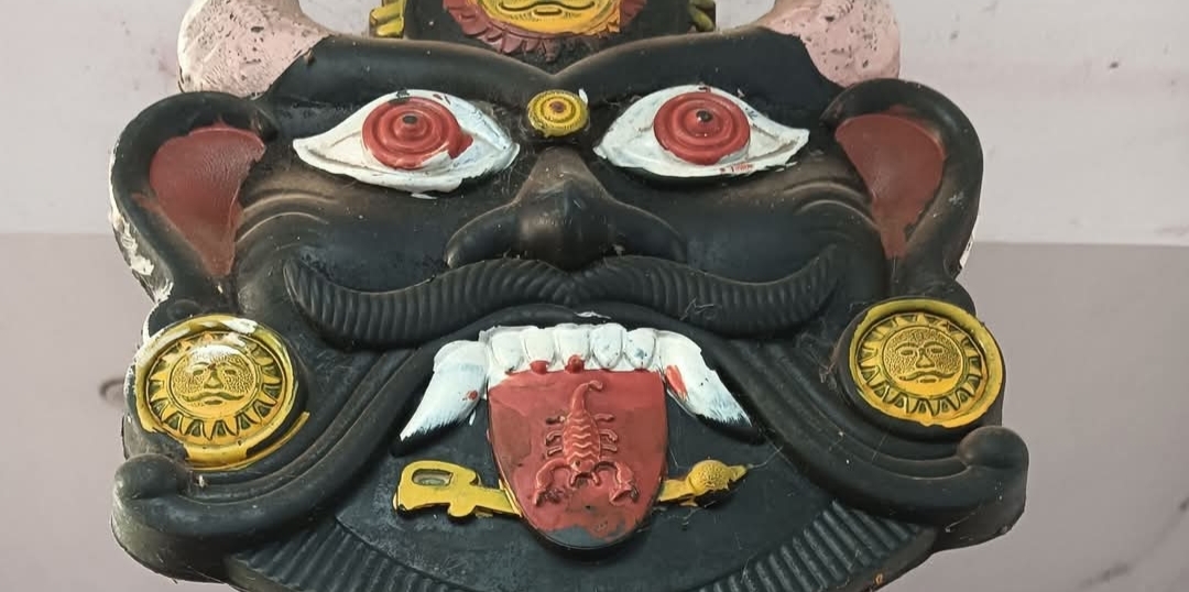 நம் முன்னோர்களது வீட்டில் முன்பு இந்த கருப்பு கலர் முகம் தொங்க விட பட்டிருக்கும்.. ஆனால் அதில் உள்ள விஷயங்கள் பற்றி நாம் சிந்தித்தது உண்டா..??