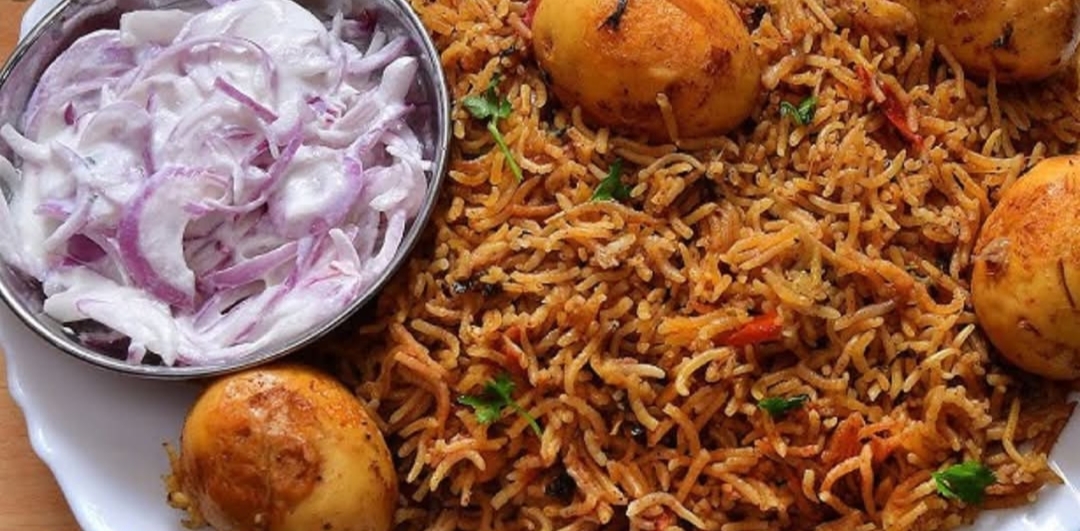 உடைத்து விட்ட முட்டை குழம்பிற்கு பதிலாக உடைத்துவிட்ட முட்டை பிரியாணி..!! ரெசிபி இதோ..!!