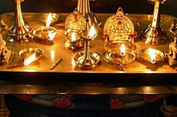 வீட்டில் விளக்கேற்றுவதில் இவ்வளவு விஷயம் இருக்கா..?? இருக்கே..!!