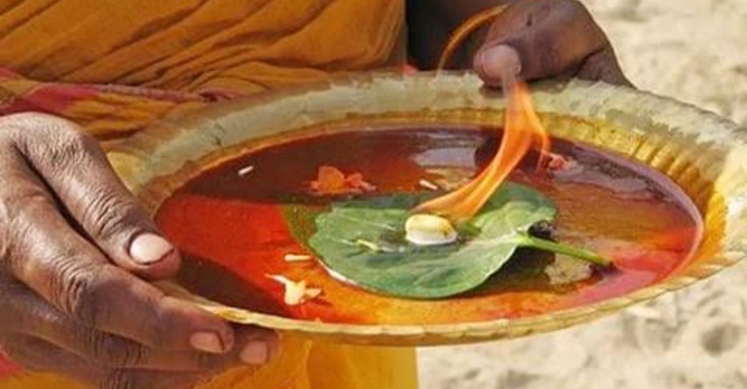 கடவுளை வழிபடும் போது எதற்கு ஆரத்தி காண்பிக்கிறோம் என்று தெரியுமா..??