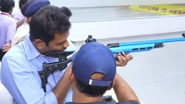 துப்பாக்கி சுடும் போட்டியை தொடங்கி வைத்த அமைச்சர்… துப்பாக்கி ஏந்தி பயிற்சியிலும் அசத்தல்..!!