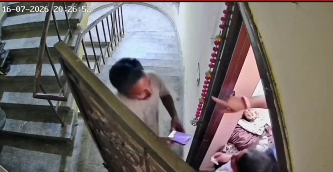 ஆன்லைன் டெலிவரி ஊழியரின் செயலால் பரபரப்பு? – வைரல் வீடியோவால் பாதுகாப்பு குறித்து கேள்வி..!!