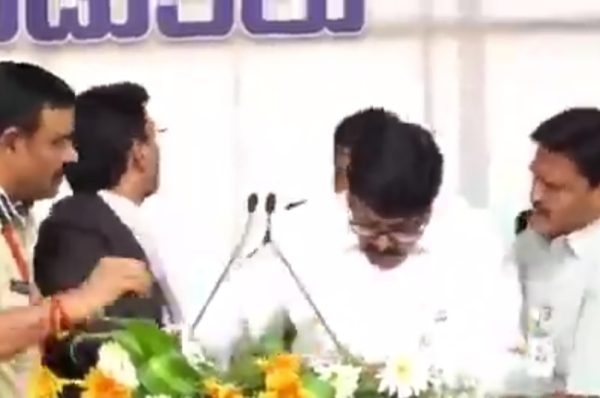 தேசியக் கொடியேற்றியபோது திடீர் மயக்கம்! விழாவில் பரபரப்பு!
