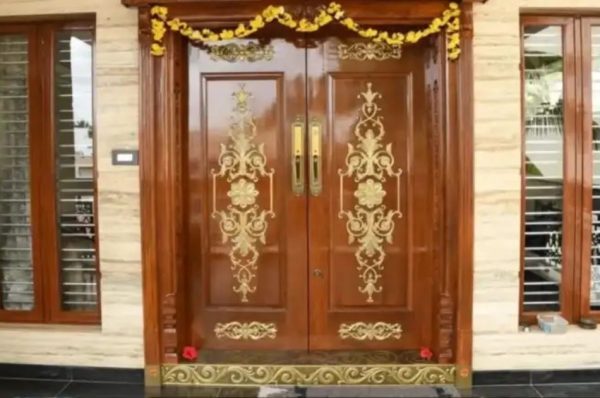 வீட்டு வாசலில் இந்த விஷயங்களை தவிர்க்கணுமாம்! கட்டாயம் தெரிந்து கொள்ளுங்கள்!