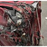 ரயிலுக்கு வெளியே தொங்கிய சூட்கேஸ்.. நடைமேடையில் உடைந்து சிதறிய உடைமைகள்!